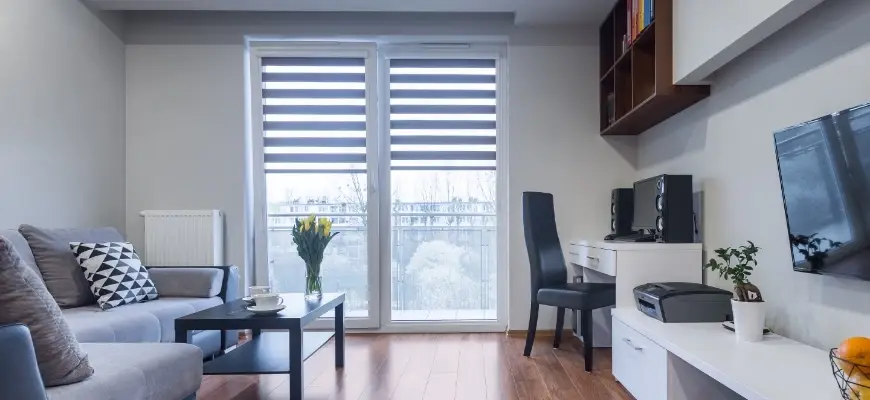 jasny nieduży salon