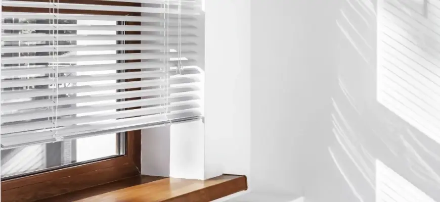 biała żaluzja