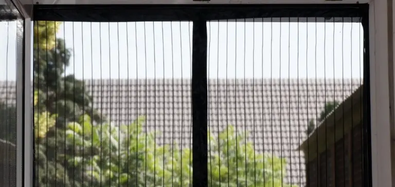 moskitiera w drzwiach