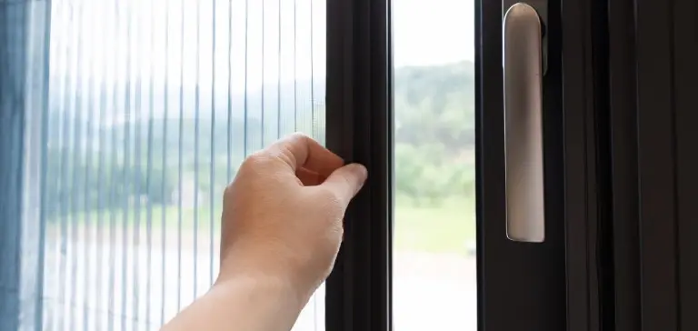 zamykanie moskitiery